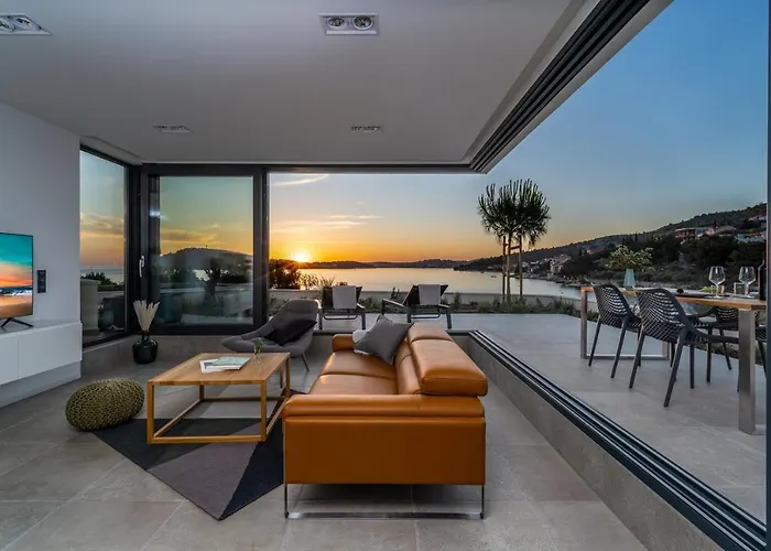 Luxury Seafront Roots With Private, Heated Pool, 5 En-suite Bedrooms, Enchanting Sea Views