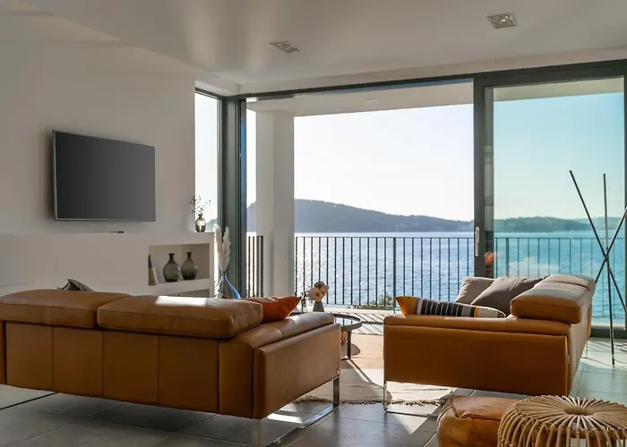 Villa Luxury Seafront Roots With Private, Heated Pool, 5 En-suite Bedrooms, Enchanting Sea Views