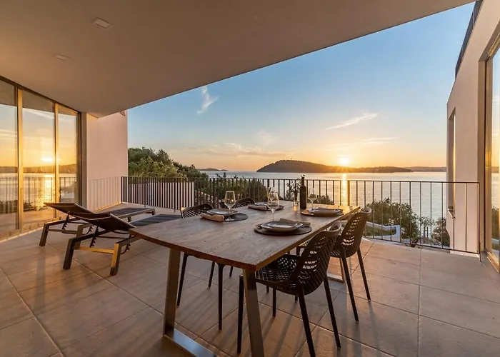 Luxury Seafront Roots With Private, Heated Pool, 5 En-suite Bedrooms, Enchanting Sea Views *