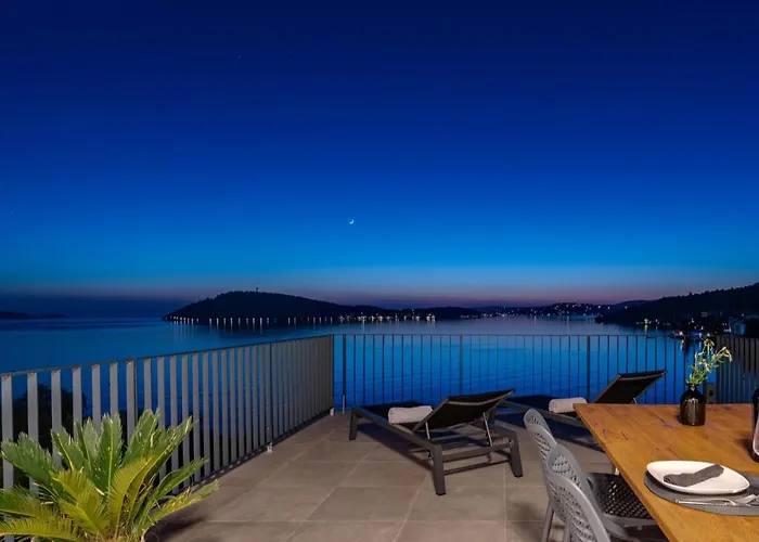 Luxury Seafront Roots With Private, Heated Pool, 5 En-suite Bedrooms, Enchanting Sea Views