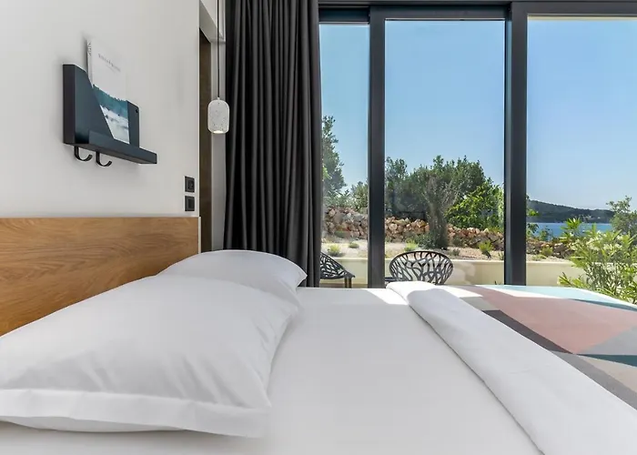 Luxury Seafront Roots With Private, Heated Pool, 5 En-suite Bedrooms, Enchanting Sea Views *