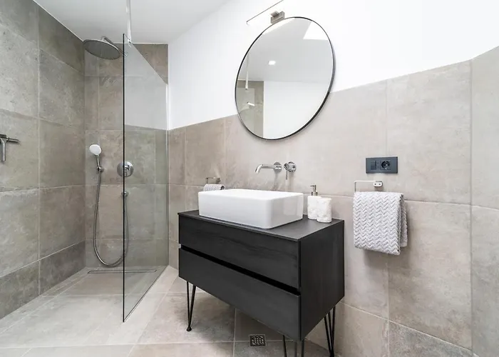 Luxury Seafront Roots With Private, Heated Pool, 5 En-suite Bedrooms, Enchanting Sea Views *