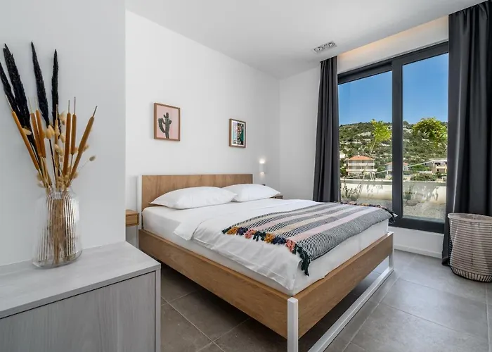 Luxury Seafront Roots With Private, Heated Pool, 5 En-suite Bedrooms, Enchanting Sea Views *