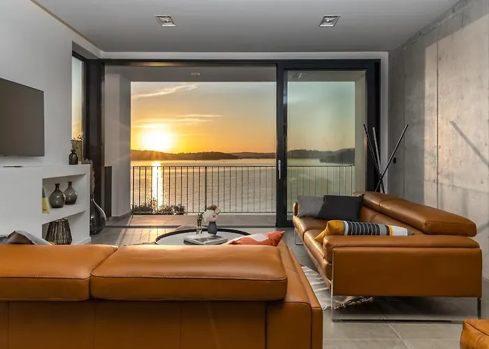 Luxury Seafront Roots With Private, Heated Pool, 5 En-suite Bedrooms, Enchanting Sea Views