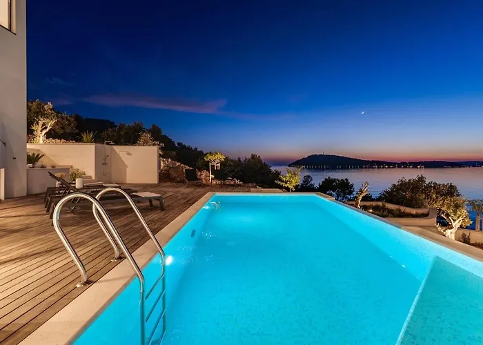 Luxury Seafront Roots With Private, Heated Pool, 5 En-suite Bedrooms, Enchanting Sea Views Ražanj