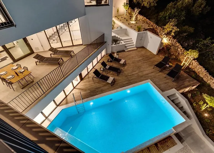 Luxury Seafront Roots With Private, Heated Pool, 5 En-suite Bedrooms, Enchanting Sea Views Vila *