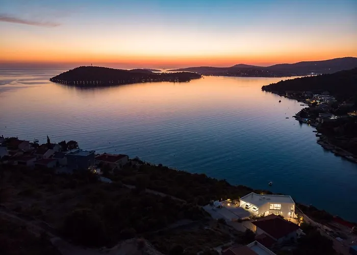 Luxury Seafront Roots With Private, Heated Pool, 5 En-suite Bedrooms, Enchanting Sea Views Ražanj