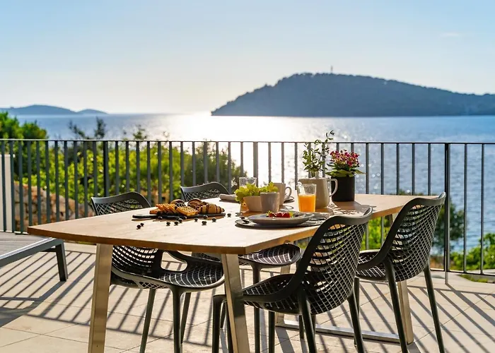 Villa Luxury Seafront Roots With Private, Heated Pool, 5 En-suite Bedrooms, Enchanting Sea Views Ražanj