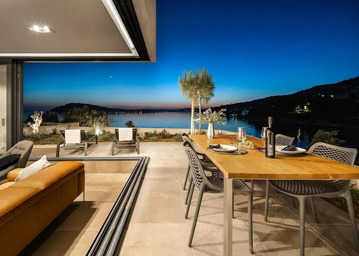 Luxury Seafront Roots With Private, Heated Pool, 5 En-suite Bedrooms, Enchanting Sea Views Ražanj