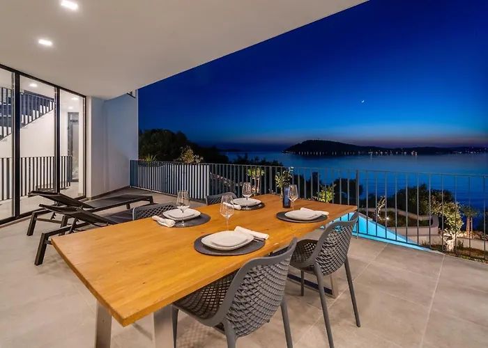 Luxury Seafront Roots With Private, Heated Pool, 5 En-suite Bedrooms, Enchanting Sea Views Vila *