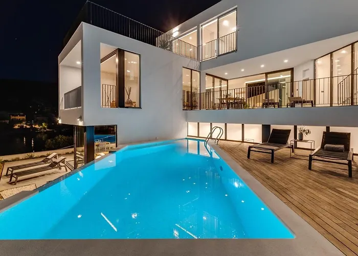 Luxury Seafront Roots With Private, Heated Pool, 5 En-suite Bedrooms, Enchanting Sea Views Villa