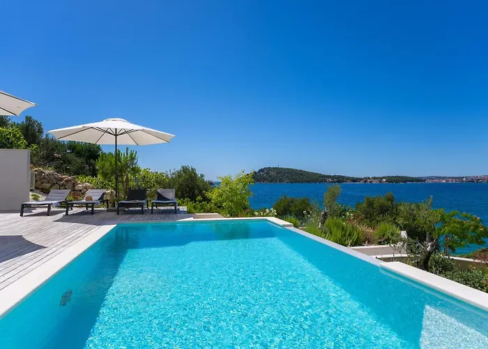 Luxury Seafront Roots With Private, Heated Pool, 5 En-suite Bedrooms, Enchanting Sea Views * Ražanj