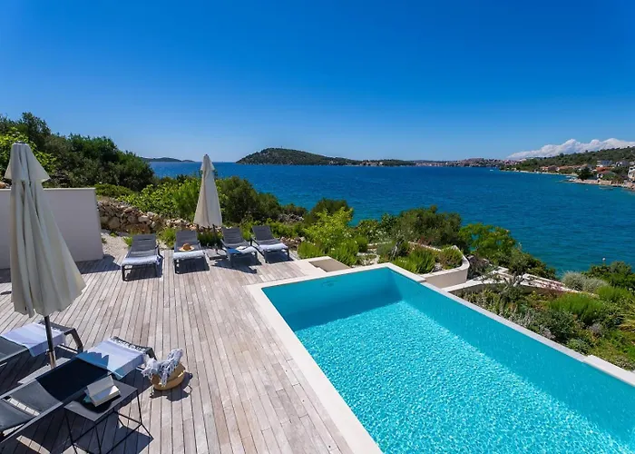 Luxury Seafront Roots With Private, Heated Pool, 5 En-suite Bedrooms, Enchanting Sea Views * Ražanj