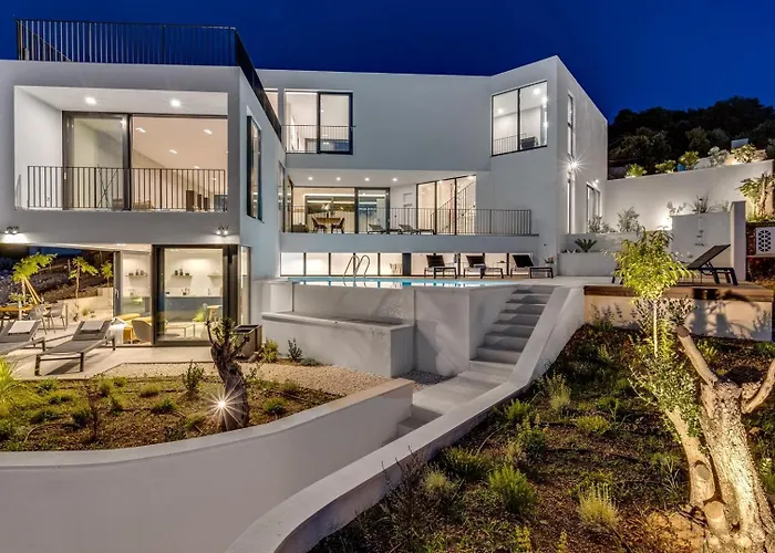 Villa Luxury Seafront Roots With Private, Heated Pool, 5 En-suite Bedrooms, Enchanting Sea Views *