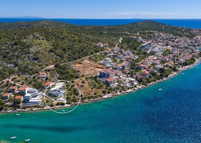 Luxury Seafront Roots With Private, Heated Pool, 5 En-suite Bedrooms, Enchanting Sea Views וילה Ražanj