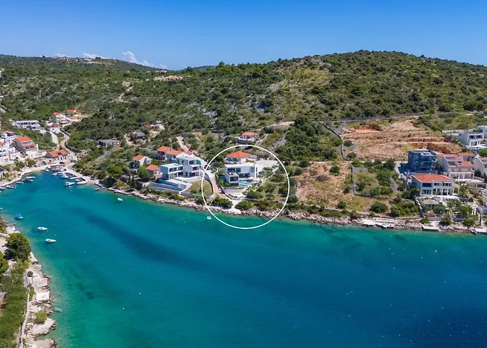 וילה Luxury Seafront Roots With Private, Heated Pool, 5 En-suite Bedrooms, Enchanting Sea Views Ražanj