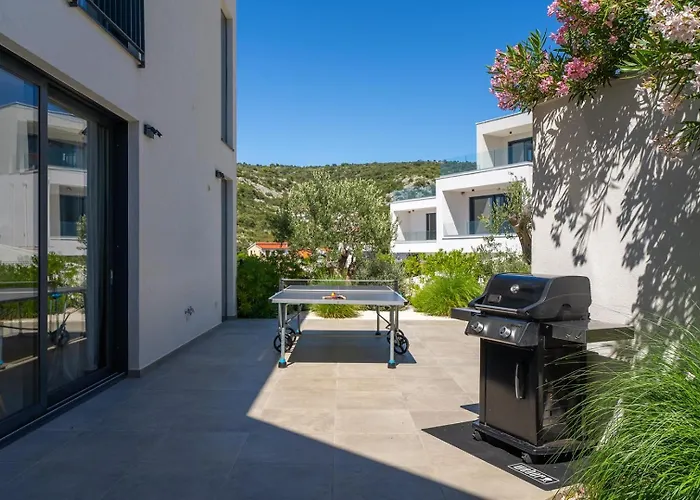 Luxury Seafront Roots With Private, Heated Pool, 5 En-suite Bedrooms, Enchanting Sea Views Villa *