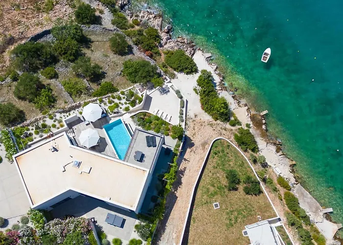 Villa Luxury Seafront Roots With Private, Heated Pool, 5 En-suite Bedrooms, Enchanting Sea Views Ražanj