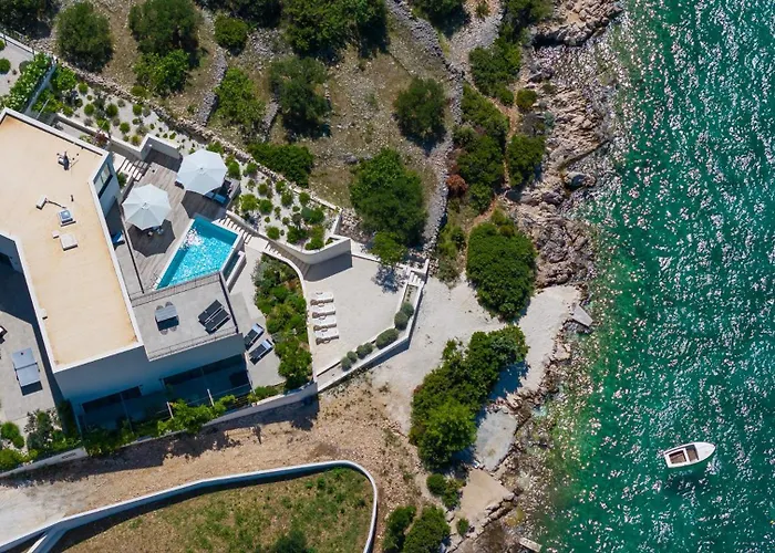 Luxury Seafront Roots With Private, Heated Pool, 5 En-suite Bedrooms, Enchanting Sea Views וילה *